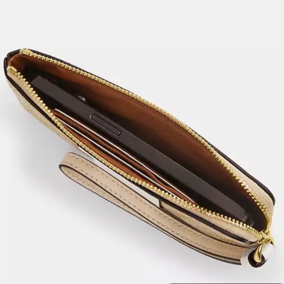 New Coach Corner Zip Wristlet In Signature Canvas With Heart Print - Picture 2 of 3